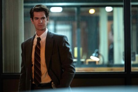 Frame che raffigura Andrew Garfield nella serie In nome del cielo.
