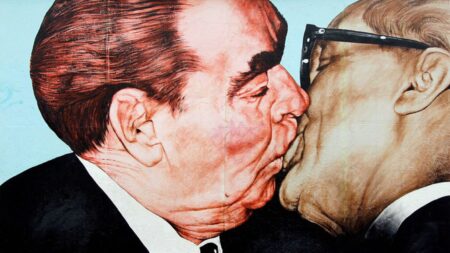 Il bacio tra Leonid Brezhnev e Erich Honecker.j