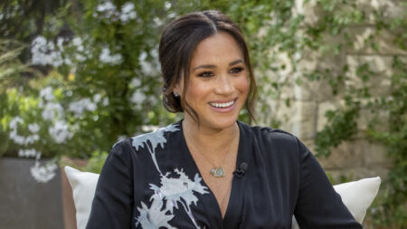 Meghan Markle debutta con un podcast su Spotify: il primo ospite è Serena Williams Meghan Markle ospite da Ophra