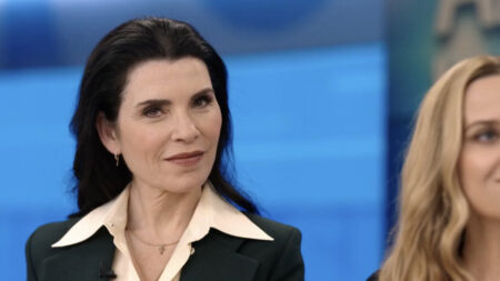 Julianna Margulies si scusa dopo le accuse di antisemitismo alla comunità nera e LGBTQIA+: “Sono inorridita” Julianna Margulies in una scena di The Morning Show 2