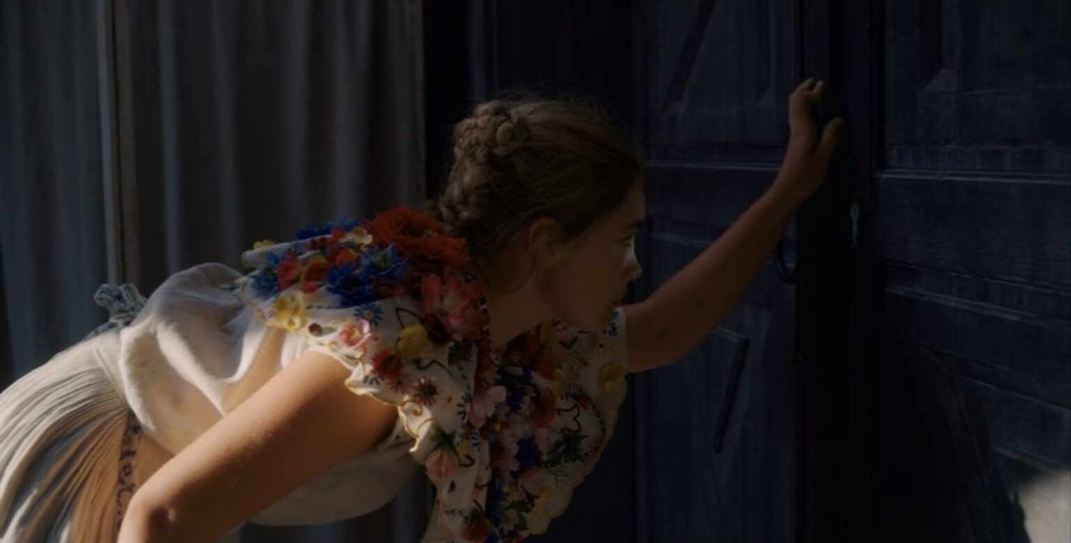 Dani guarda nel buco della serratura in Midsommar