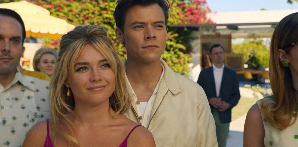 Frame che ritrae Florence Pugh e Harry Styles in Don't Worry Darling