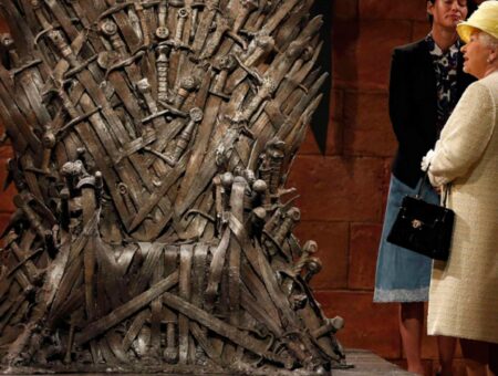 Fotografia che ritrae la Regina Elisabetta di fronte al trono di spade
