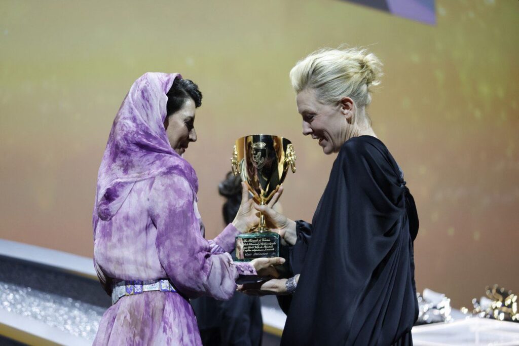 Cate Blanchett con la Coppa Volpi a Venezia 2022