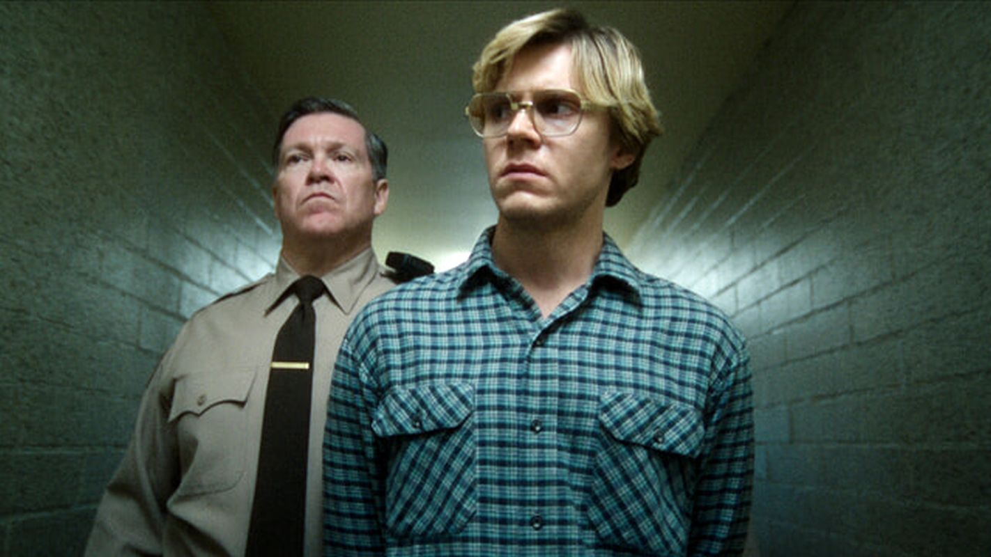 Evan Peters in una scena della miniserie Dahmer