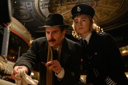 Sam Rockwell e Saoirse Ronan in Omicidio nel West End