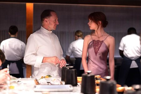 Anya Taylor-Joy e Ralph Fiennes in The Menu