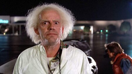 Ritorno al Futuro: Christopher Lloyd torna nella sua DeLorean per annunciare un musical Christopher Lloyd in Ritorno al Futuro