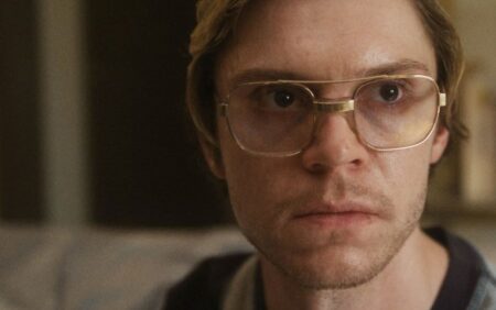 Evan Peters è Jaffrey Dahmer.