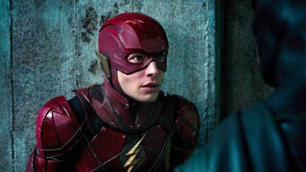 Ezra Miller nel costume di The Flash
