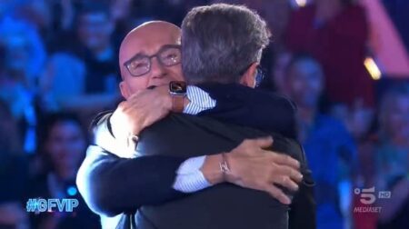 Grande Fratello Vip 2022, riassunto della serata di ieri: torna Marco Bellavia Alfonso Signorini abbraccia Marco Bellavia al Grande Fratello Vip 2022