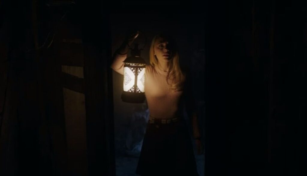 Annabelle 3, la protagonista con una lanterna