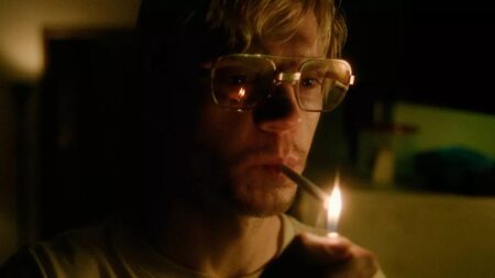 Evan Peters è Jeffrey Dahmer (fonte: Netflix)