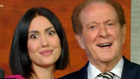 Memo Remigi palpa Jessica Morlacchi a Oggi è un altro giorno: imbarazzo in Rai
