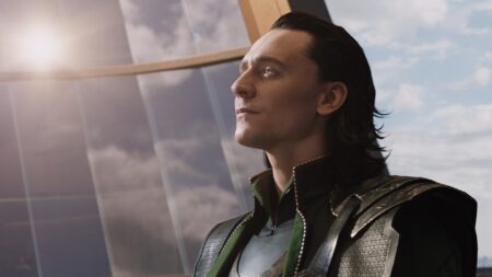 Frame che ritrae Tom Hiddleston nei panni di Loki