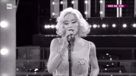 Valeria Marini imita Marilyn Monroe a Tale e Quale show