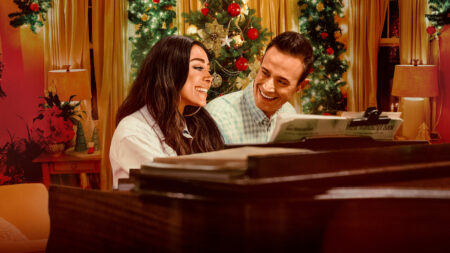 Aimee Garcia e Freddie Prinze Jr nella locandina di Natale con te