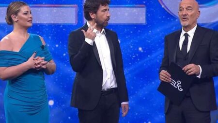 Alessandro Siani a Zelig con un un monologo sulla libertà (VIDEO) Alessandr Siani Vanessa Incontrada e Claudio Bisio sul palco di Zelig