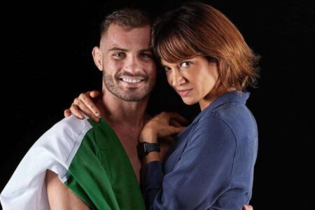 Asia Argento nuda: Michele Martignoni la copre con la cintura della MMA (FOTO) Asia Argento e Michele Martignoni