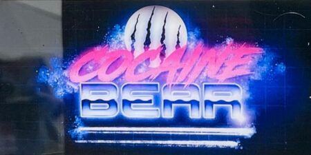 CocainOrso: il poster italiano del film sull’orso “cocainomane” Frame che ritrae il titolo di CocainOrso