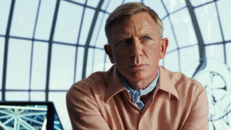 Glass Onion Knives Out regista