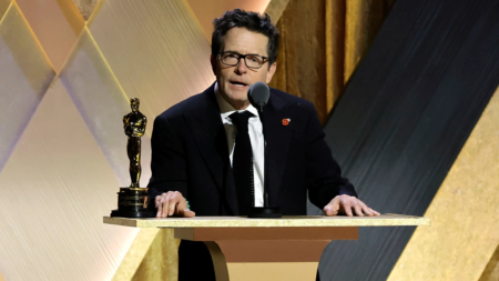 Michael J. Fox riceve l’Oscar onorario e scherza: “Mi fate tremare” Michael J. Fox ritira l'Oscar alla Carriera