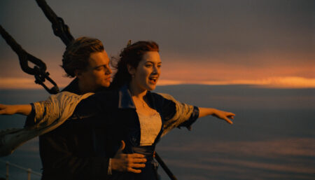 leonardo dicaprio e kate winslet in una scena iconica di titanic