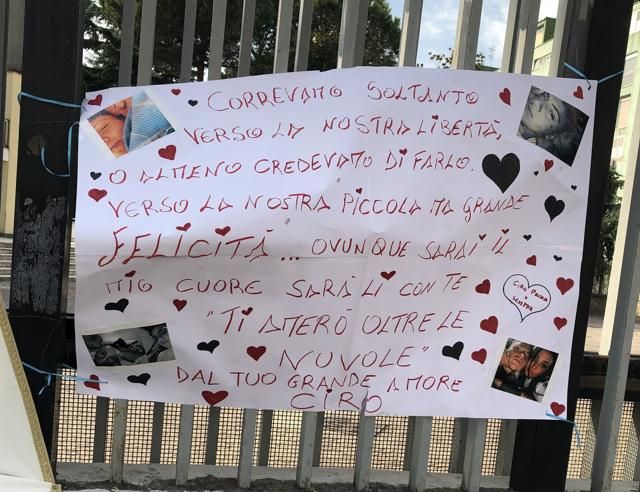 Cartello appeso da Ciro MIgliore nel giorno del funerale di Maria Paola Gaglione