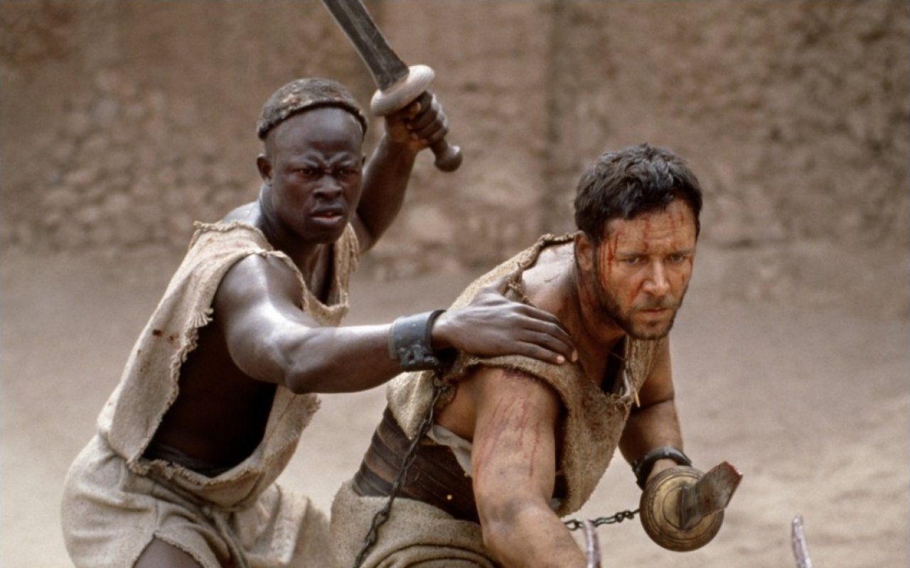 Russell Crowe e Djimon Hounsou insanguinati nell'arena