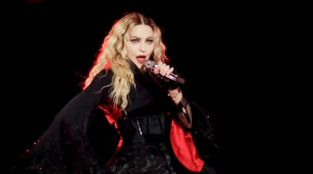 Madonna lecca l’acqua dalla ciotola del cane e sconvolge i fan (VIDEO) Madonna in concerto