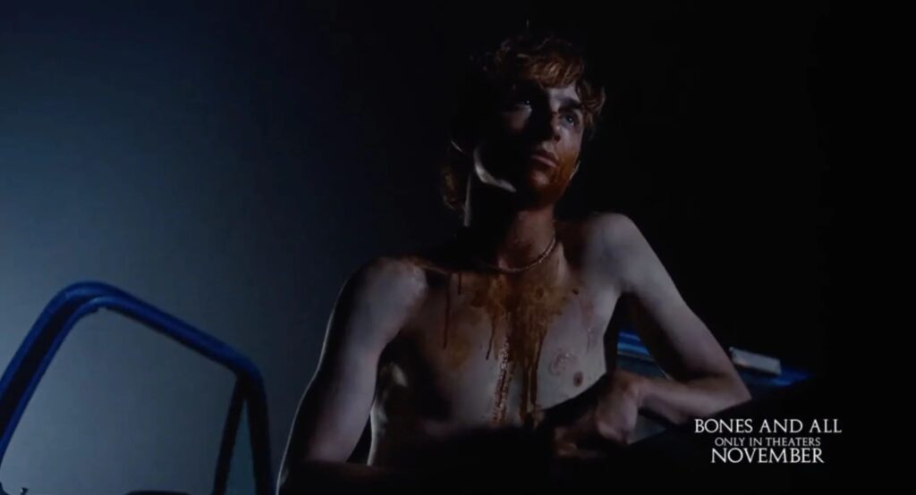 Timothee Chalamet in Bones and All, a torso nudo coperto di sangue