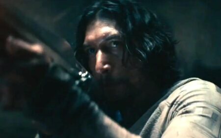 65: la nuova data di uscita del film con Adam Driver Frame che ritrae Adam Driver in 65