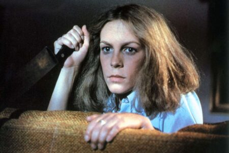 Frame che ritrae Jamie Lee Curtis in Halloween
