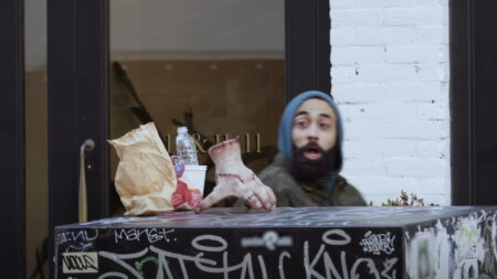 Mercoledì, la candid camera con Mano in giro per New York: le reazioni della gente (VIDEO) Mercoledì