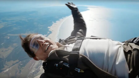 Tom Cruise si lancia da un elicottero per ringraziare i fan per il successo di Top Gun: Maverick (VIDEO) Tom Cruise