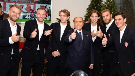Silvio Berluscono con alcuni calciatori del Monza