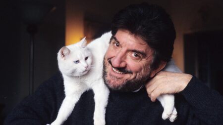 Gigi Proietti con un gatto bianco