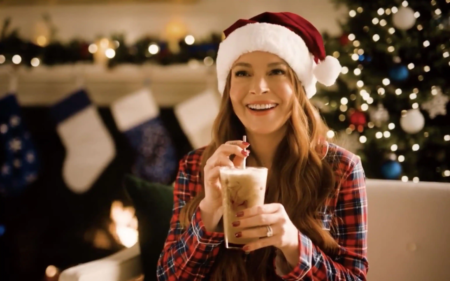 Lindsay Lohan, latte e Pepsi nello spot di Natale 2022: la fa davvero “sporca” (VIDEO) Lindsay Lohan