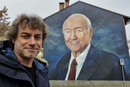 Alberto Angela e il murales di papà Piero a Nichelino: “Grazie di cuore” (FOTO) Piero Angela al murales di papà Piero Angela
