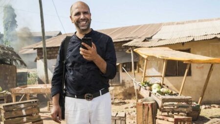 Checco Zalone canta Siamo una squadra fortissimi a Torino, tra la folla Luciano Moggi Checco Zalone