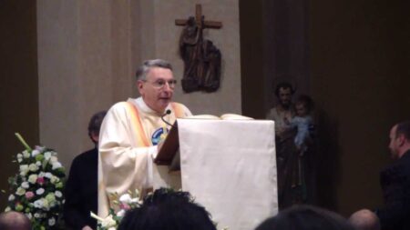 Chi è Don Bruno Maggioni, il prete canterino di The Voice Senior 3? Don Bruno Maggioni