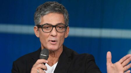Fiorello fa cantare a Guido Crosetto Bella Ciao all’Auditorium (VIDEO) Fiorello