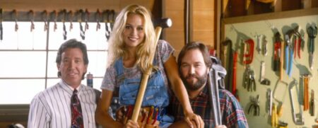 Frame che ritrae Pamela Anderson e Tim Allen sul set di Quell'uragano di papà