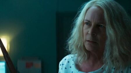 Frame che ritrae Jamie Lee Curtis in Halloween Kills