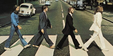 Frame che ritrae i Beatles ad Abbey Road