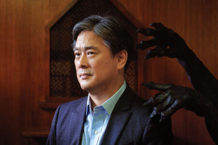 Foto di Park Chan-wook con mani che lo sfiorano