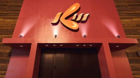 La notte che non passerà, la recensione della miniserie su Netflix La notte che non passerà, un'immagine della discoteca