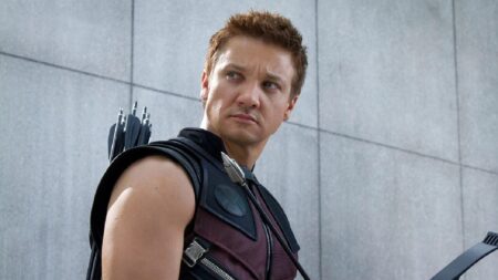 Frame che ritrae Jeremy Renner in Hawkeye