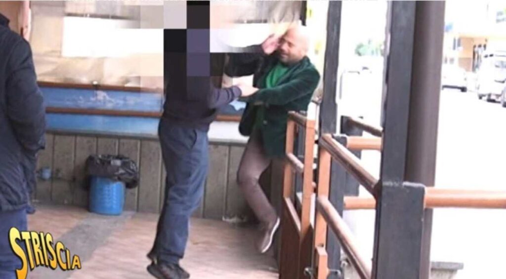 Striscia la notizia ad Afragola: Luca Abete aggredito a calci e schiaffi (VIDEO)