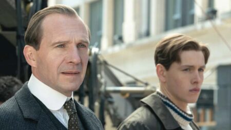 Ralph Fiennes a Roma, lite con un paparazzo all’uscita di un ristorante (FOTO) Ralph Fiennes